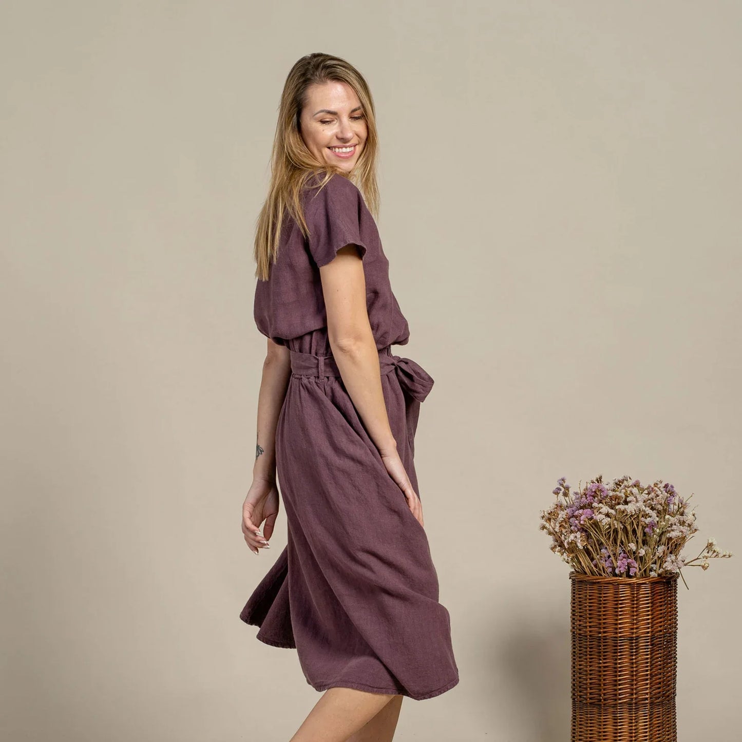 Robe "Épure Élégante" – Col Rond & Détail Noeud Féminin