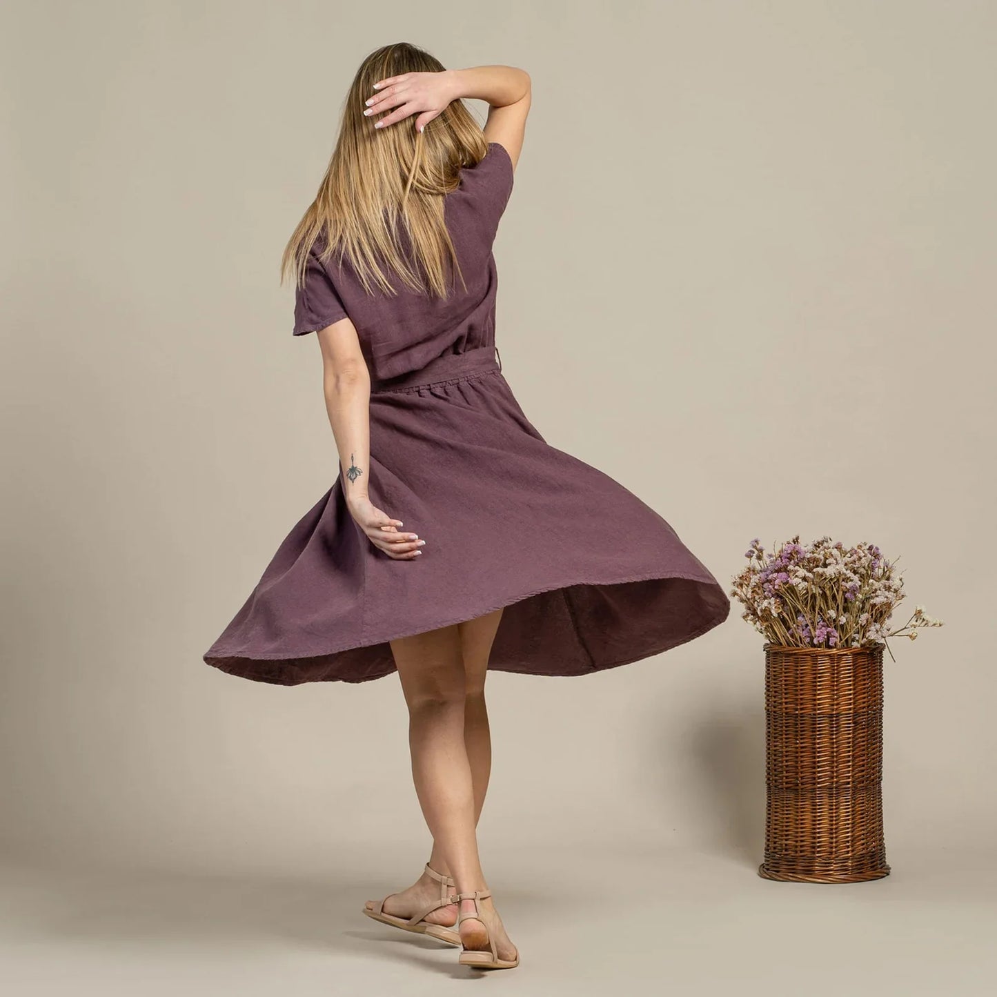 Robe "Épure Élégante" – Col Rond & Détail Noeud Féminin