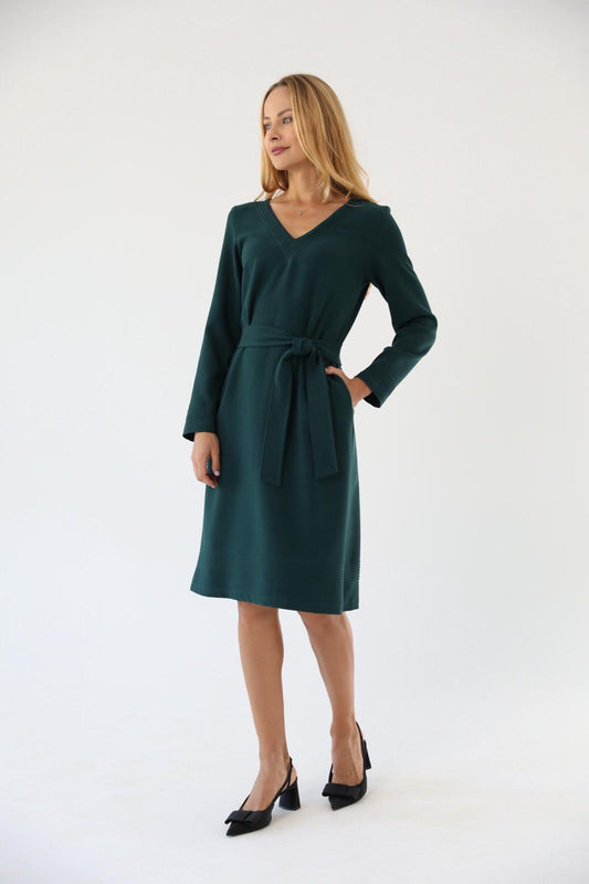 Robe Élégante Ceinturée – Col V & Manches Longues