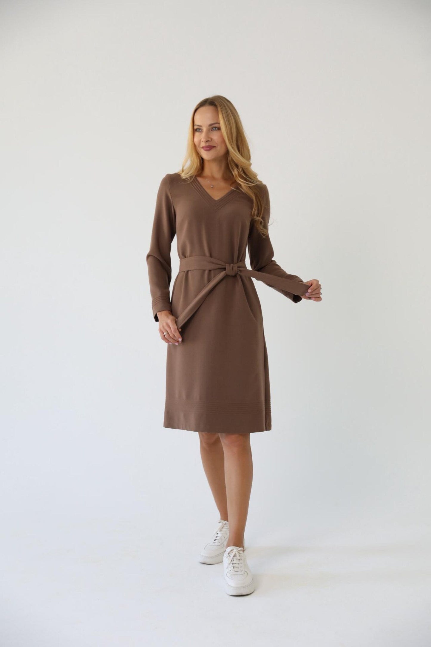 Robe Élégante Ceinturée – Col V & Manches Longues