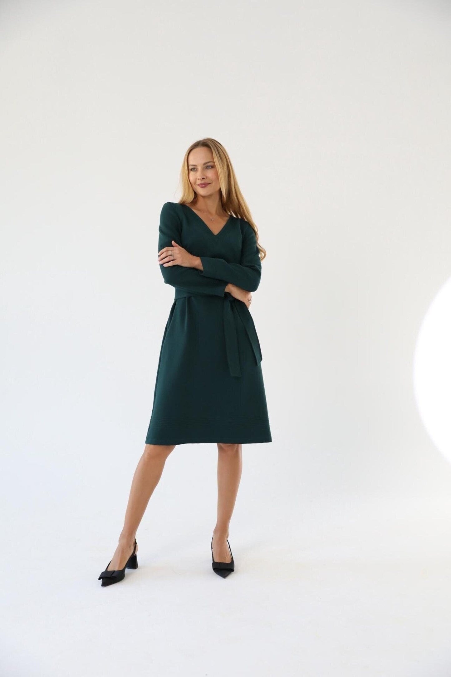 Robe Élégante Ceinturée – Col V & Manches Longues