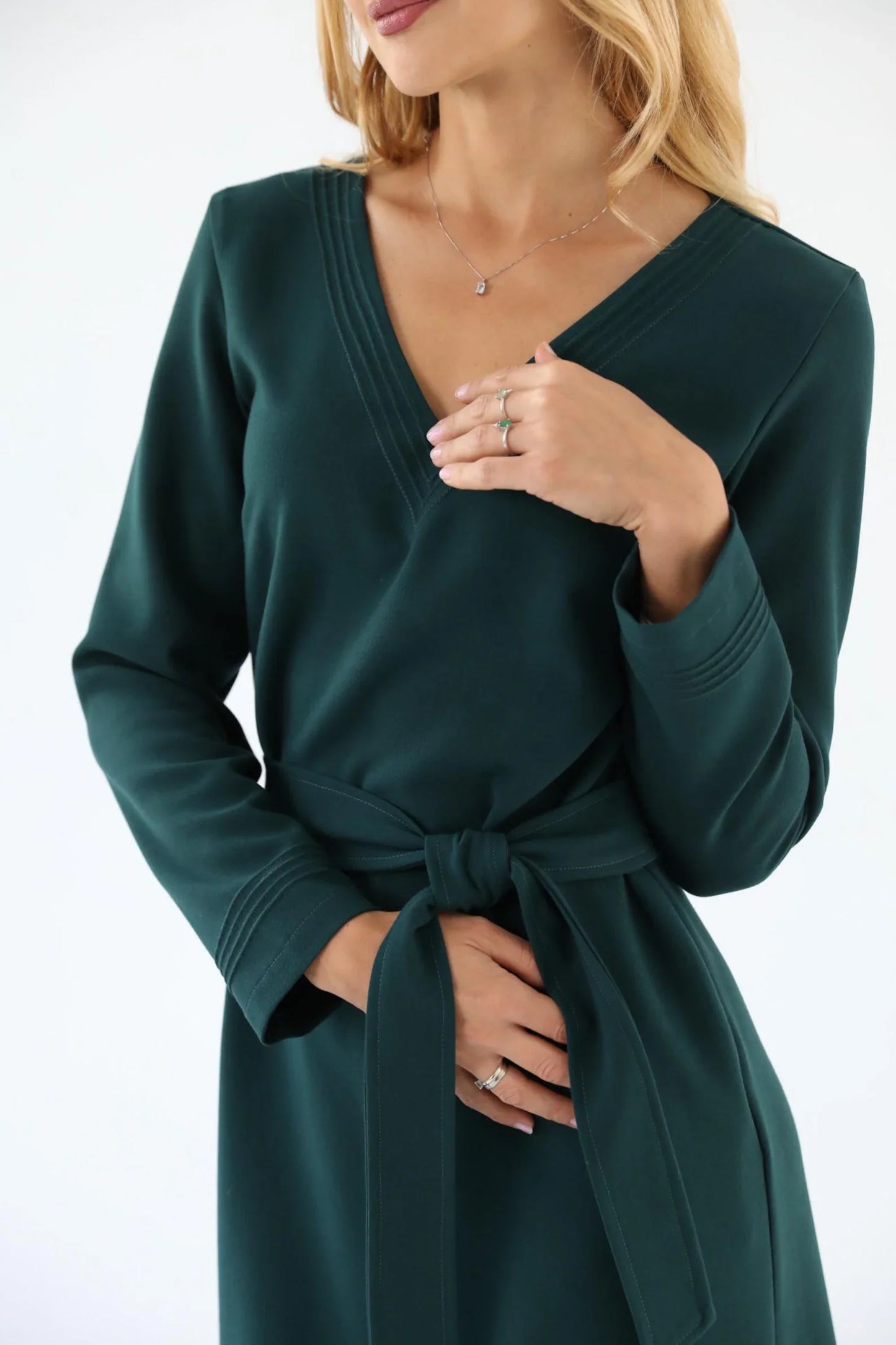 Robe Élégante Ceinturée – Col V & Manches Longues