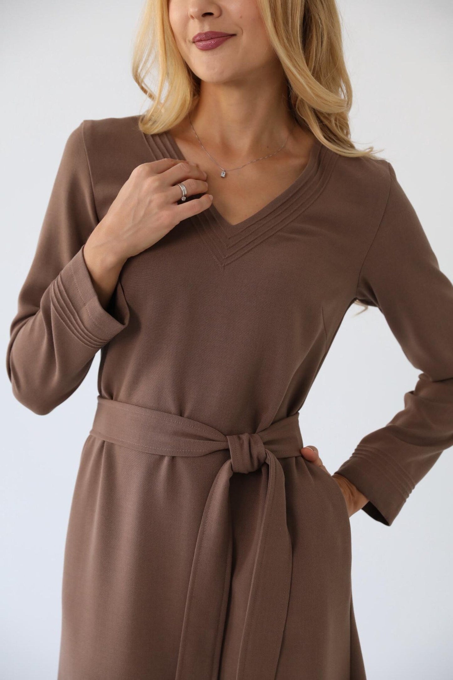 Robe Élégante Ceinturée – Col V & Manches Longues